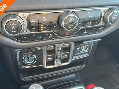 Used 2025 Jeep Wrangler Unlimited Sahara image 23