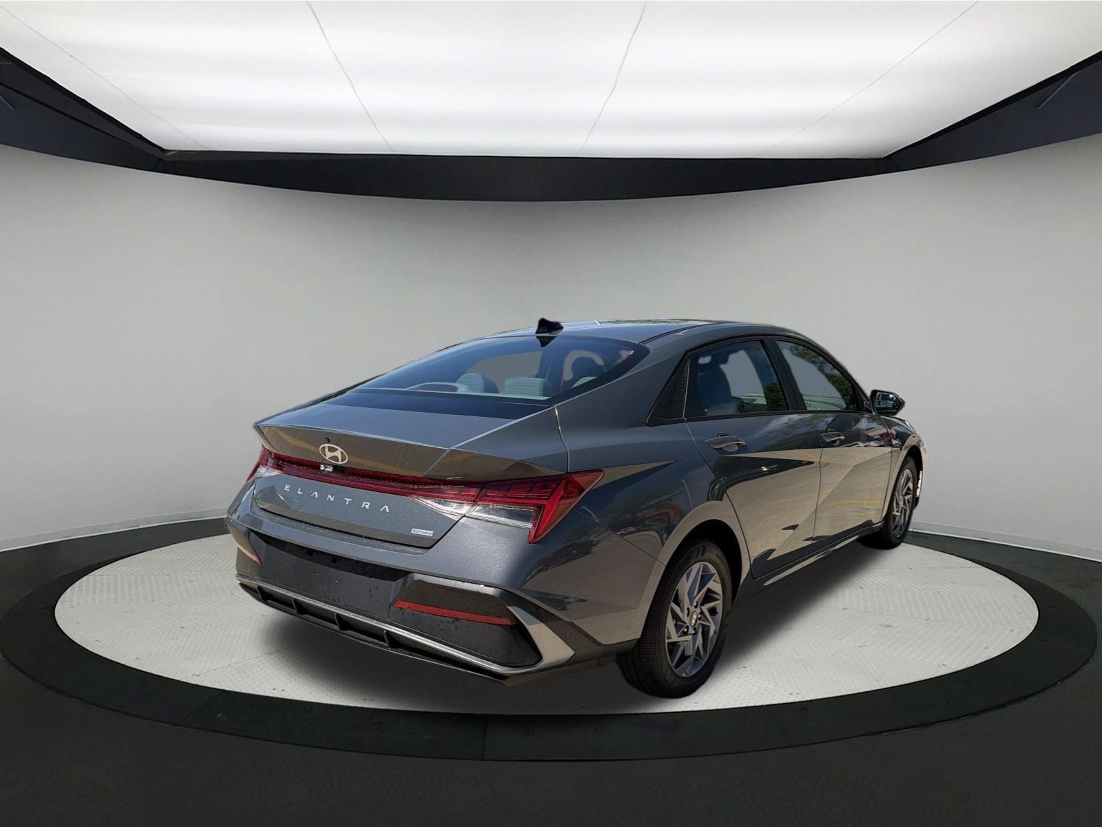Used 2026 Hyundai Elantra Hybrid FWD image 4