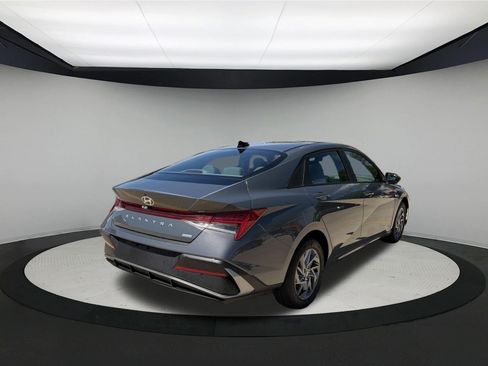 Used 2026 Hyundai Elantra Hybrid FWD image 4