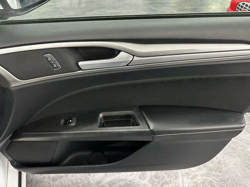 Used 2020 Ford Fusion SE FWD image 16