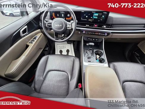 Used 2025 Kia Carnival FWD image 12