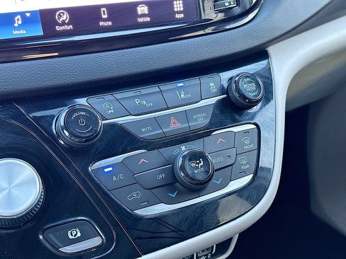 Used 2022 Chrysler Pacifica Touring-L FWD image 14
