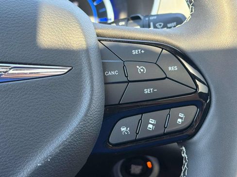 Used 2025 Chrysler Pacifica Premium FWD image 12