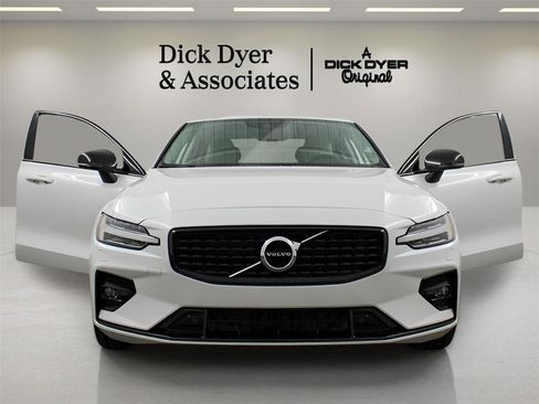 Certified 2022 Volvo S60 B5 Momentum w/ Premium Package image 7