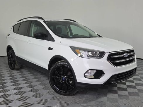 Used 2018 Ford Escape SE w/ SE Sport Appearance Package FWD image 1