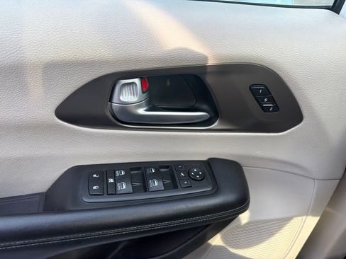 Used 2018 Chrysler Pacifica Limited FWD image 18