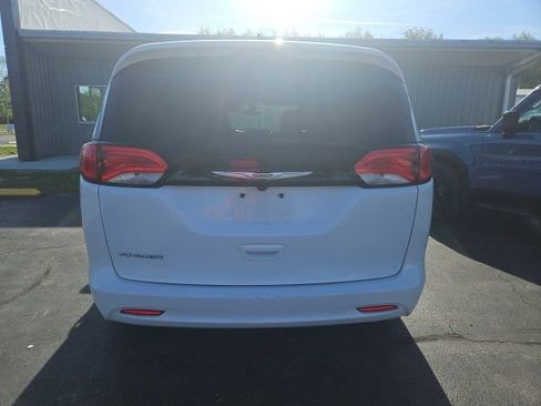 Used 2022 Chrysler Voyager LX image 5