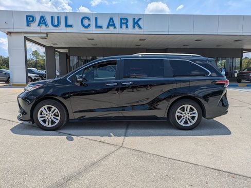 Used 2023 Toyota Sienna Limited image 6