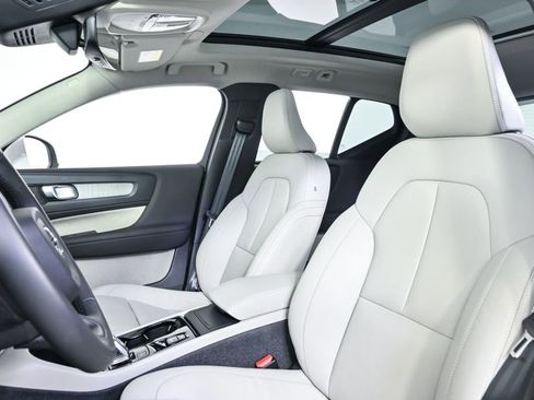 Used 2024 Volvo XC40 B5 Ultimate w/ Protection Package Premier image 7