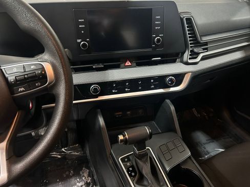 Used 2023 Kia Sportage LX image 17