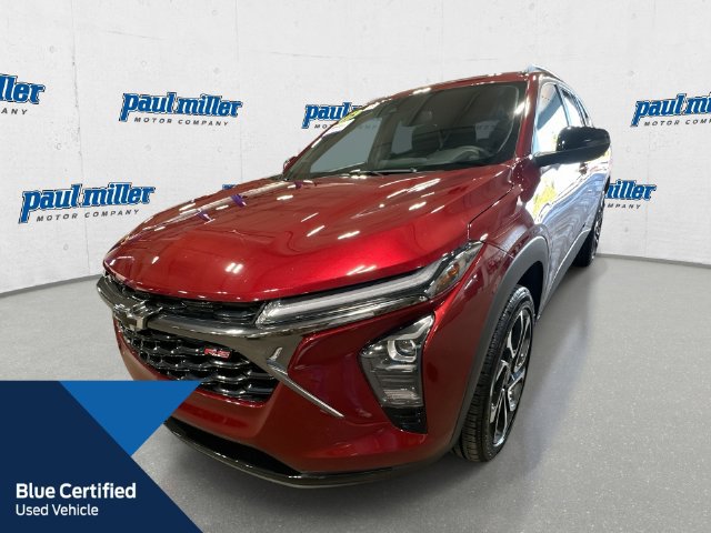 Used 2025 Chevrolet Trax RS FWD image 1