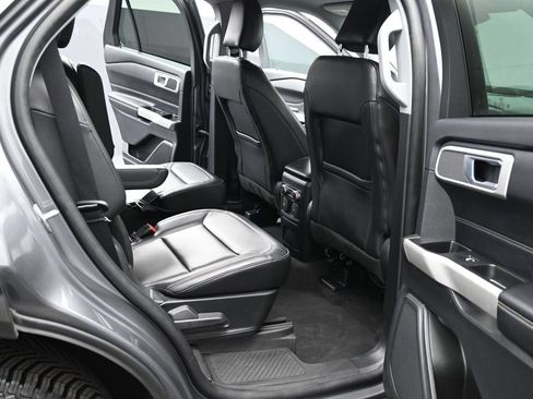 Used 2022 Ford Explorer XLT w/ Equipment Group 202A AWD/4WD image 16