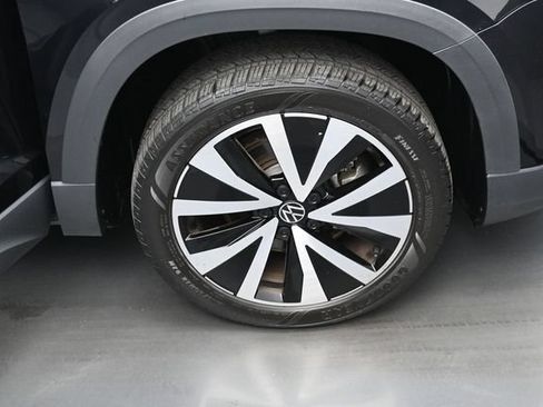 Used 2023 Volkswagen Taos SE w/ Panoramic Sunroof Package FWD image 37