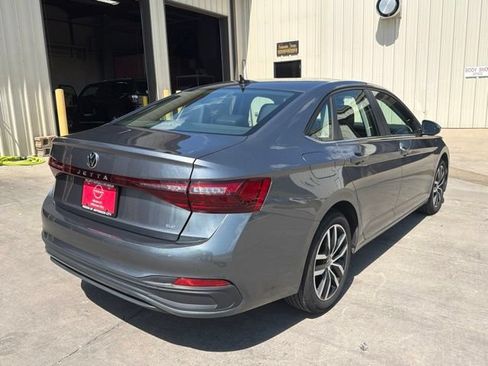Used 2025 Volkswagen Jetta SE FWD image 3