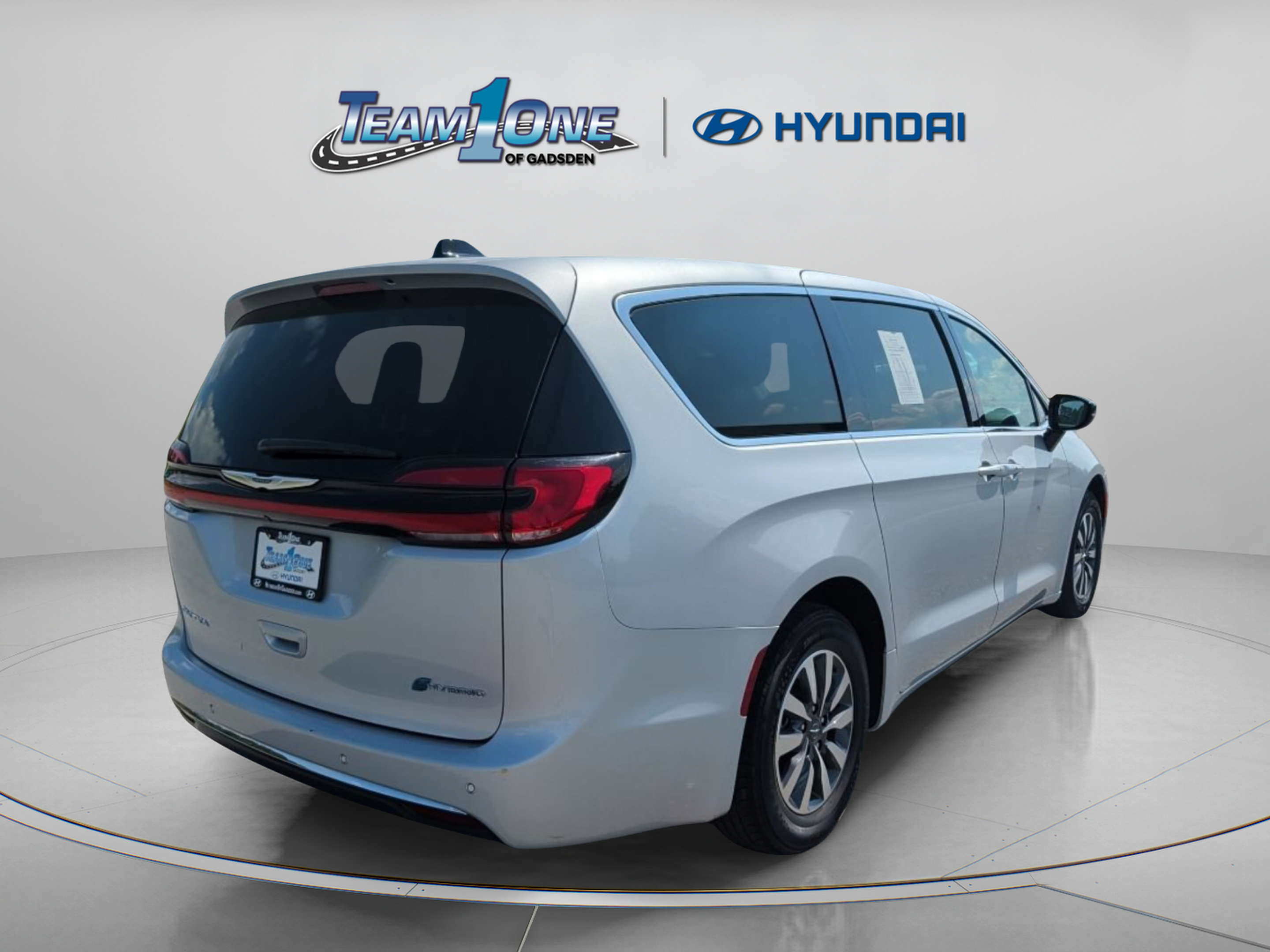 Used 2024 Chrysler Pacifica Limited FWD image 8