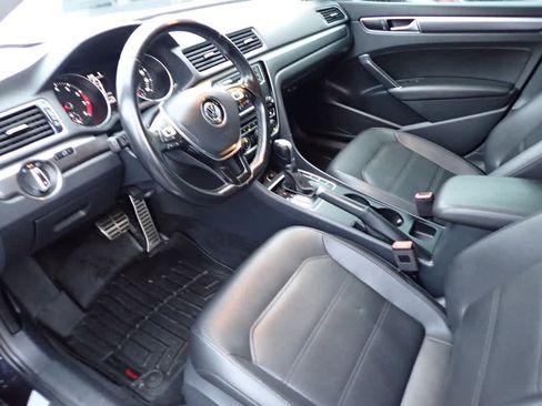 Used 2018 Volkswagen Passat 2.0T R-Line w/ R-Line Lighting Package image 19