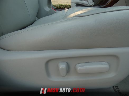 Used 2011 Toyota Avalon FWD image 29