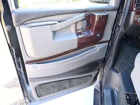 Used 2018 GMC Savana 2500 LS image 16