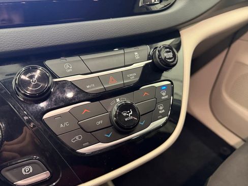 Used 2023 Chrysler Voyager LX image 23