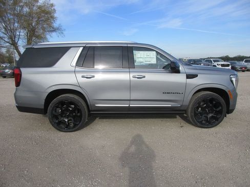 New 2026 GMC Yukon Denali w/ Denali Reserve Package AWD/4WD image 3