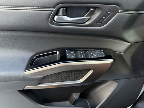 Used 2025 Nissan Pathfinder Platinum image 41