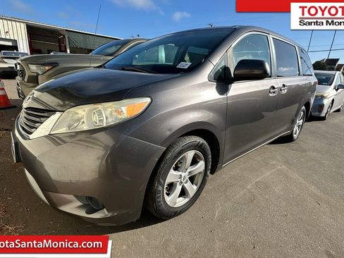 Used 2012 Toyota Sienna LE w/ Towing Pkg FWD image 1