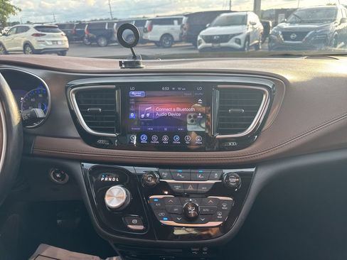 Used 2017 Chrysler Pacifica Limited FWD image 21