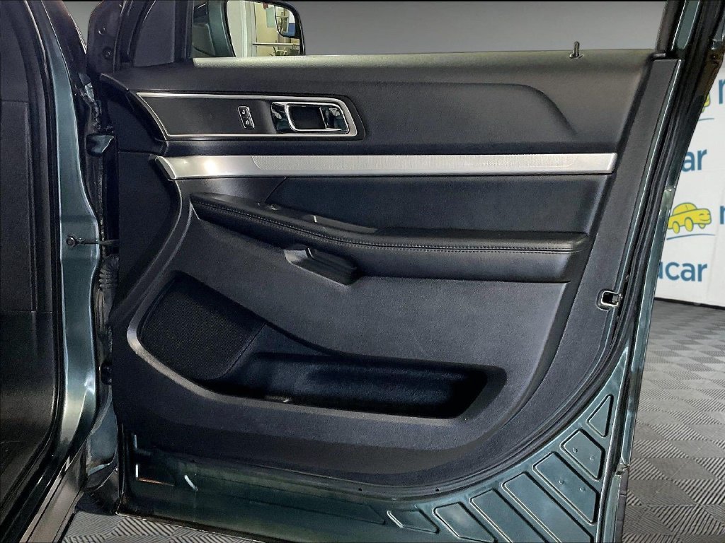 Used 2016 Ford Explorer XLT w/ Equipment Group 202A AWD/4WD image 12