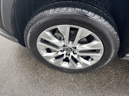Used 2022 Toyota RAV4 XLE Premium image 39