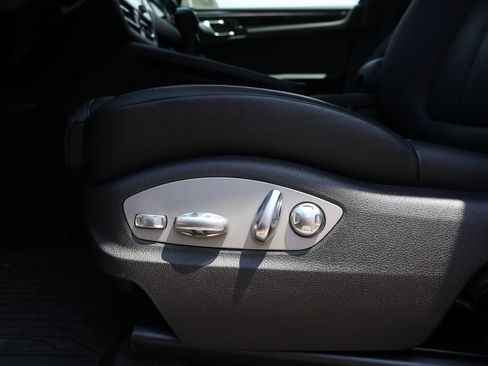 Used 2026 Porsche Macan AWD/4WD image 17