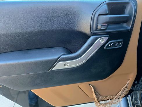 Used 2012 Jeep Wrangler Unlimited Sahara w/ Connectivity Group image 31