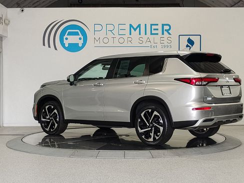 Used 2023 Mitsubishi Outlander SE image 3