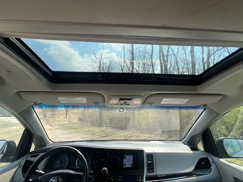 Used 2017 Toyota Sienna XLE w/ XLE Navigation Package image 13