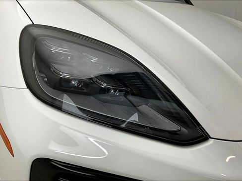 Used 2024 Porsche Cayenne AWD/4WD image 31