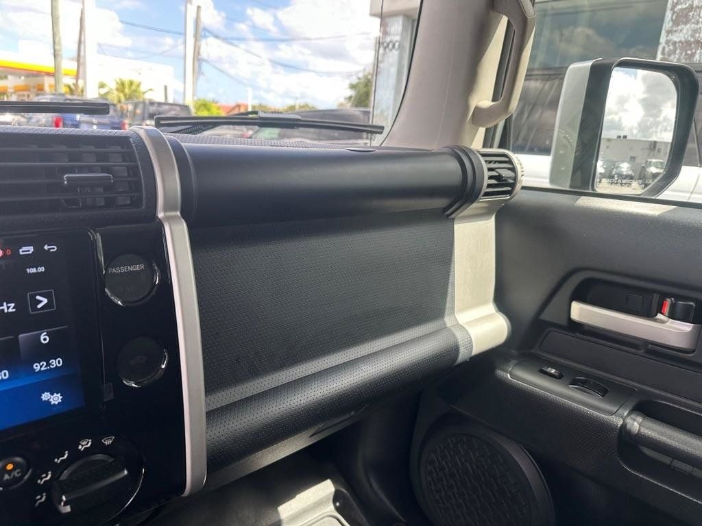 Used 2007 Toyota FJ Cruiser 2WD w/ Convenience Pkg image 19