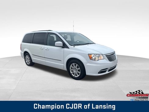 Used 2016 Chrysler Town & Country Touring image 7