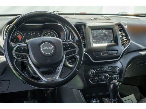 Used 2021 Jeep Cherokee Latitude Lux w/ Mopar Interior Package AWD/4WD image 28