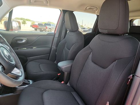 Used 2023 Jeep Renegade Latitude AWD/4WD image 7