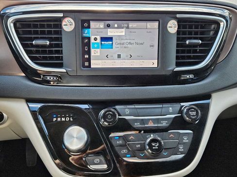 Used 2023 Chrysler Voyager LX image 20