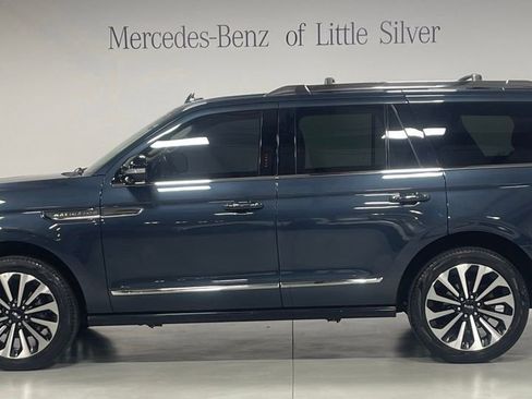 Used 2022 Lincoln Navigator Reserve AWD/4WD image 2