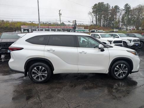 Certified 2024 Toyota Highlander XLE AWD/4WD image 10