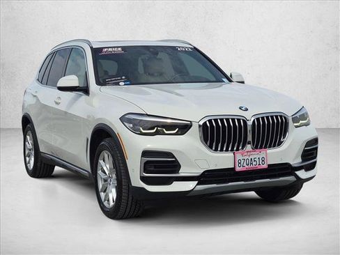 Certified 2022 BMW X5 xDrive40i w/ Parking Assistance Package AWD/4WD image 3
