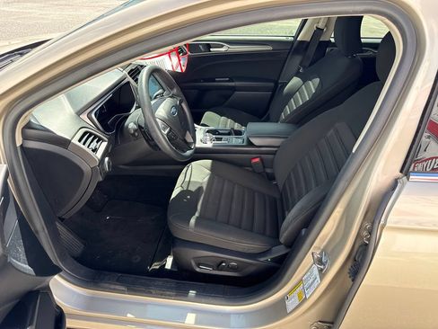 Used 2017 Ford Fusion SE w/ Fusion SE Technology Package FWD image 10