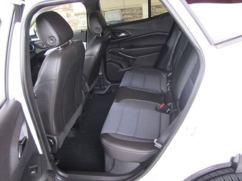 Used 2025 Chevrolet Trax LT w/ Driver Confidence Package FWD image 16
