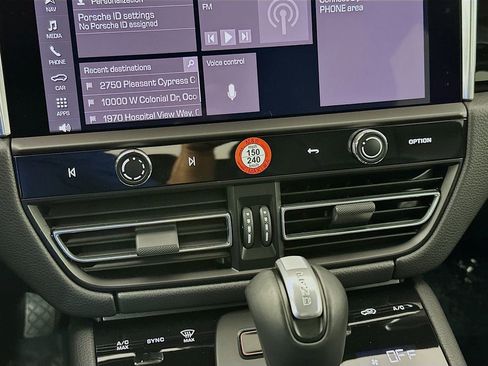 Certified 2025 Porsche Macan image 18