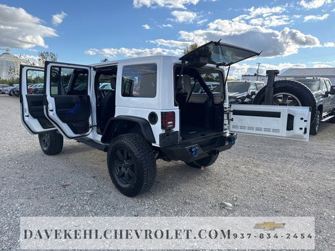 Used 2015 Jeep Wrangler Unlimited Sahara w/ Connectivity Group image 30