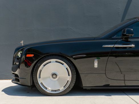 Used 2019 Rolls-Royce Dawn RWD image 21