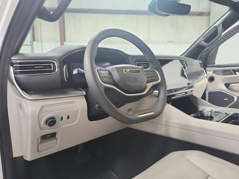 Used 2025 Jeep Wagoneer 2WD image 18