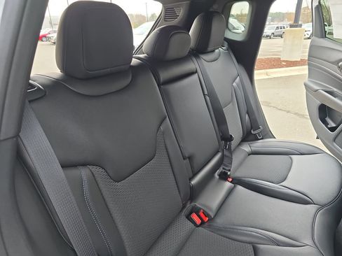 New 2026 Jeep Compass Latitude image 11