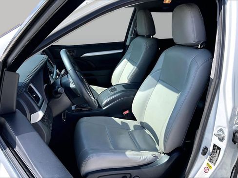 Used 2018 Toyota Highlander Plus FWD image 8